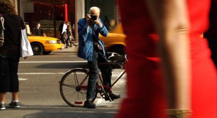 Bill Cunningham photographing on street