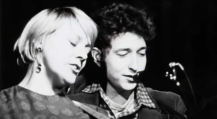 a woman singing with Bob Dylan