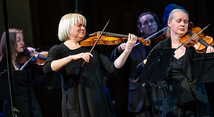 Two violinist performing side by side