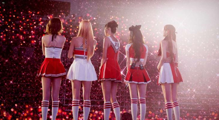 Red Velvet on stage.