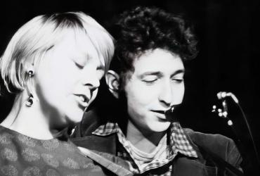 a woman singing with Bob Dylan