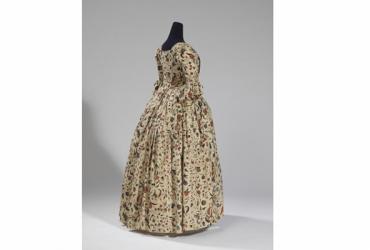English overdress in robe