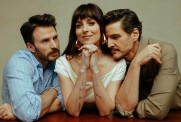 Chris Evans, Dakota Johnson and Pedro Pascal sitting together