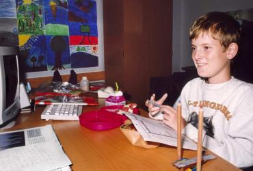 Mats Steen eats lunch at his home desk.