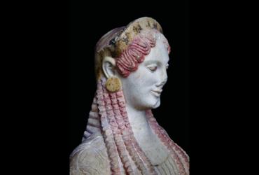Profile view of the female statue Kore 670