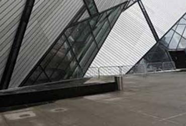  A women walks by the Royal Ontario Museum on Bloor St. Near University Ave. in Toronto. Photo: Brett Gundlock/National Post.