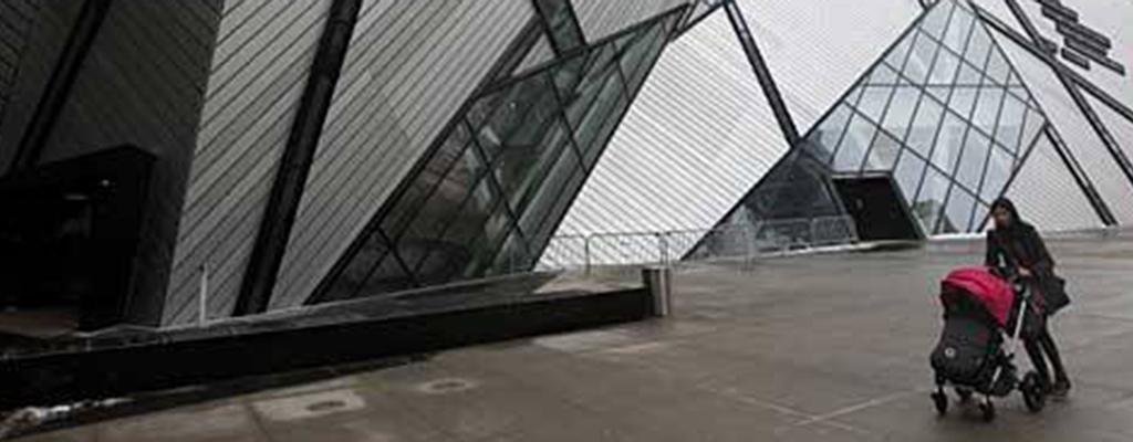  A women walks by the Royal Ontario Museum on Bloor St. Near University Ave. in Toronto. Photo: Brett Gundlock/National Post.